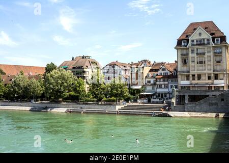 Basel, SCHWEIZ : Blick auf die Altstadt von Basel, Schweiz mit dem Rhein und der historischen Brücke und historischen Gebäuden Stockfoto