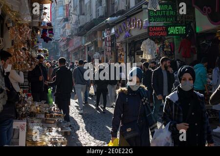 31. Dezember 2020: Am letzten Tag des Jahres 2020 vor Silvester in Istanbul, Türkei, 31 einkaufen im historischen Eminonu-Basar 2020. Die Türkei durch das Innenministerium Rundschreiben bis zum Morgen des 4. Januar Abend des 31. Dezember wurde zur Ausgangssperre erklärt. Quelle: Tolga Ildun/ZUMA Wire/Alamy Live News Stockfoto