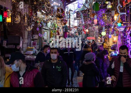 31. Dezember 2020: Am letzten Tag des Jahres 2020 vor Silvester in Istanbul, Türkei, 31 einkaufen im historischen Eminonu-Basar 2020. Die Türkei durch das Innenministerium Rundschreiben bis zum Morgen des 4. Januar Abend des 31. Dezember wurde zur Ausgangssperre erklärt. Quelle: Tolga Ildun/ZUMA Wire/Alamy Live News Stockfoto