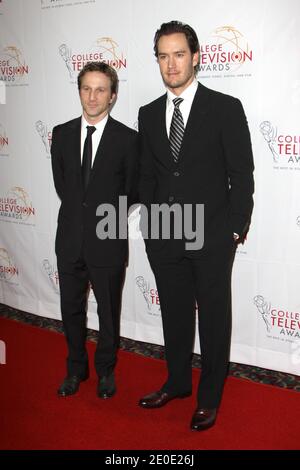 Breckin Meyer und Mark-Paul Gosselaar bei der Ankunft für die 33. Annual College Television Awards, die am 31. März 2012 im Renaissance Hollywood Hotel in Hollywood, Los Angeles, CA, USA, verliehen wurden. Foto von Tony DiMaio/ABACAPRESS.COM Stockfoto