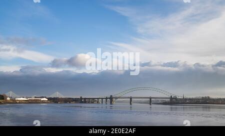 Die drei Brücken von Runcorn, die im Dezember 2020 über die Mersery Mündung hinweg gesehen wurden. Dazu gehören die Runcorn Bridge, die Runcorn Railway Bridge und FIN Stockfoto