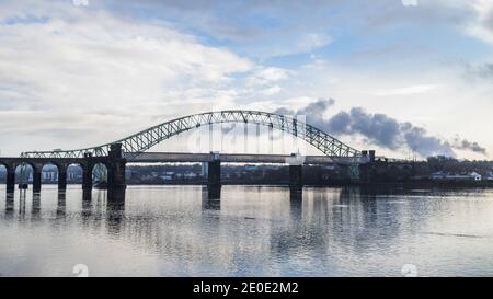 Die ikonischen Brücken, die Runcorn und Widness verbinden, überspannen die Mersey-Mündung. Die Runcorn Railway Bridge liegt am nächsten an der Kamera und dem Silver Jubilee Stockfoto