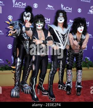 Gene Simmons, Eric Singer, Tommy Thayer und Paul Stanley von der Rockband Kiss kommen bei den 47. Annual Academy of Country Music Awards an, die am 1. April 2012 in der MGM Grand Garden Arena in Las Vegas, Nevada, USA, stattfinden. Foto von Lionel Hahn/ABACAPRESS.COM Stockfoto