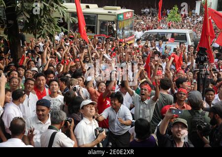 Aung San Suu Kyi und Anhänger der National League for Democracy (NLD) feiern ihren Sieg bei den Parlamentswahlen vor dem Parteihauptsitz am 1. April 2012 in Yangon, Myanmar. Tausende von Menschen mit einer außergewöhnlichen Vielfalt an Rassen, Alter und sozialen Hintergrund sahen zusammen die Ergebnisse auf einer Großleinwand mit dem lauten Klang von Rapp und Hip Hop Songs, um zum ersten Mal eine demokratische Wahl zu feiern. Foto von Christophe Lovigny/ABACAPRESS.COM Stockfoto