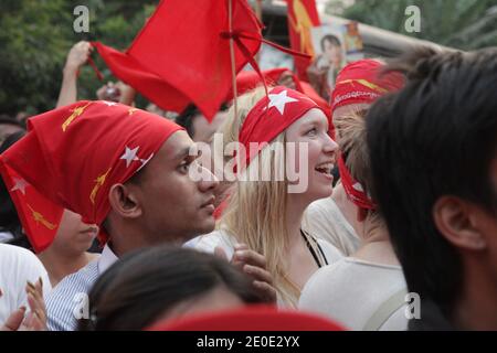 Aung San Suu Kyi und Anhänger der National League for Democracy (NLD) feiern ihren Sieg bei den Parlamentswahlen vor dem Parteihauptsitz am 1. April 2012 in Yangon, Myanmar. Tausende von Menschen mit einer außergewöhnlichen Vielfalt an Rassen, Alter und sozialen Hintergrund sahen zusammen die Ergebnisse auf einer Großleinwand mit dem lauten Klang von Rapp und Hip Hop Songs, um zum ersten Mal eine demokratische Wahl zu feiern. Foto von Christophe Lovigny/ABACAPRESS.COM Stockfoto