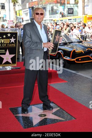 Adam West von der TV-Show "Batman" wird am 5. April 2012 mit einem Star auf dem Hollywood Walk of Fame vor dem Guinness World of Records Museum in Los Angeles, CA, USA geehrt. Foto von Lionel Hahn/ABACAPRESS.COM Stockfoto