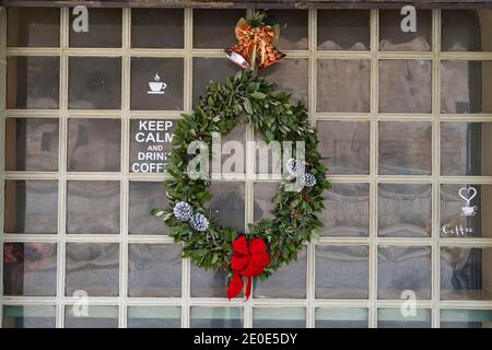 Jerusalem, Israel - 17. Dezember 2020: Ein weihnachtsschmuck-Kranz auf einem geschlossenen Café-Fenster im alten Jerusalem, in Zeiten der Corona-Pandemie. Stockfoto