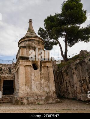 Jerusalem, Israel - 17. Dezember 2020: Absaloms Säule auf dem alten jüdischen Friedhof im Kidron-Tal in der Nähe des alten Jerusalem Stockfoto