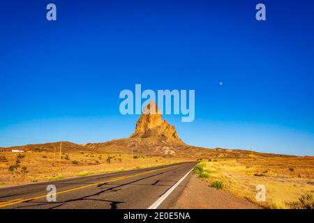 Die zerklüfteten Gipfel des Agathla Peak (Auch bekannt als El Capitan) Hoch über der Wüstenlandschaft südlich des Monument Valley entlang Highway US Route 163 in Stockfoto