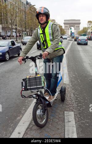 Der Franzose Pierre Lefranc fährt am 5. April 2012 in Paris den von ihm erfundenen wasserstoffbetriebenen Roller Bekane H2. Die Bekane H2 wird von einer Brennstoffzelle angetrieben, die von einer 18-Liter-Wasserstoffflasche gespeist wird. Lefranc hat mit einer Flasche einen Weltrekord von 365 km erreicht. Foto von Pascal Parrot/ABACAPRESS.COM Stockfoto