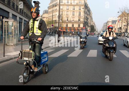 Der Franzose Pierre Lefranc fährt am 5. April 2012 in Paris den von ihm erfundenen wasserstoffbetriebenen Roller Bekane H2. Die Bekane H2 wird von einer Brennstoffzelle angetrieben, die von einer 18-Liter-Wasserstoffflasche gespeist wird. Lefranc hat mit einer Flasche einen Weltrekord von 365 km erreicht. Foto von Pascal Parrot/ABACAPRESS.COM Stockfoto