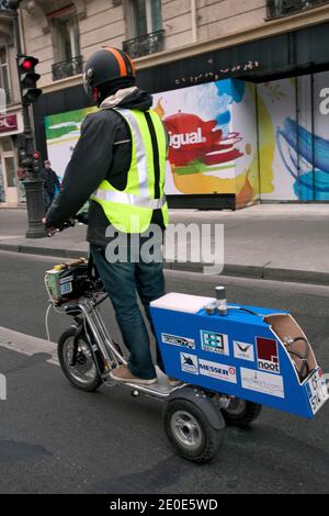 Der Franzose Pierre Lefranc fährt am 5. April 2012 in Paris den von ihm erfundenen wasserstoffbetriebenen Roller Bekane H2. Die Bekane H2 wird von einer Brennstoffzelle angetrieben, die von einer 18-Liter-Wasserstoffflasche gespeist wird. Lefranc hat mit einer Flasche einen Weltrekord von 365 km erreicht. Foto von Pascal Parrot/ABACAPRESS.COM Stockfoto