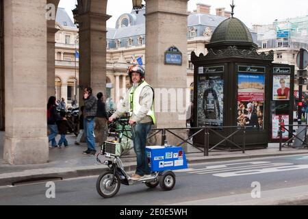 Der Franzose Pierre Lefranc fährt am 5. April 2012 in Paris den von ihm erfundenen wasserstoffbetriebenen Roller Bekane H2. Die Bekane H2 wird von einer Brennstoffzelle angetrieben, die von einer 18-Liter-Wasserstoffflasche gespeist wird. Lefranc hat mit einer Flasche einen Weltrekord von 365 km erreicht. Foto von Pascal Parrot/ABACAPRESS.COM Stockfoto