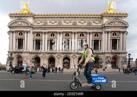 Der Franzose Pierre Lefranc fährt am 5. April 2012 in Paris den von ihm erfundenen wasserstoffbetriebenen Roller Bekane H2. Die Bekane H2 wird von einer Brennstoffzelle angetrieben, die von einer 18-Liter-Wasserstoffflasche gespeist wird. Lefranc hat mit einer Flasche einen Weltrekord von 365 km erreicht. Foto von Pascal Parrot/ABACAPRESS.COM Stockfoto