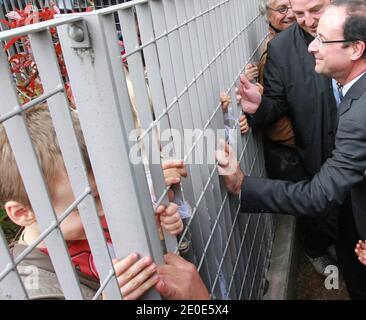 Der Kandidat der französischen Sozialistischen Partei (PS) für die französische Präsidentschaftswahl 2012, Francois Hollande, ist auf einer Wahlkampfreise nach Vaulx-en-Velin, Vorort von Lyon, Frankreich, am 6. April 2012 abgebildet. Fotos von Vincent Dargent/ABACAPRESS.COM Stockfoto