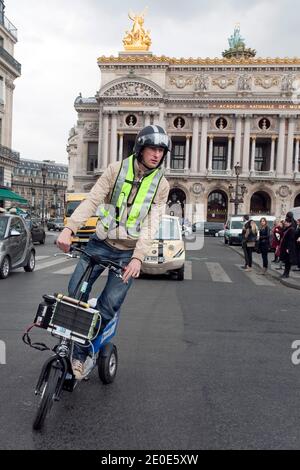 Der Franzose Pierre Lefranc fährt am 5. April 2012 in Paris den von ihm erfundenen wasserstoffbetriebenen Roller Bekane H2. Die Bekane H2 wird von einer Brennstoffzelle angetrieben, die von einer 18-Liter-Wasserstoffflasche gespeist wird. Lefranc hat mit einer Flasche einen Weltrekord von 365 km erreicht. Foto von Pascal Parrot/ABACAPRESS.COM Stockfoto