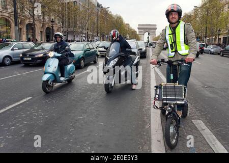 Der Franzose Pierre Lefranc fährt am 5. April 2012 in Paris den von ihm erfundenen wasserstoffbetriebenen Roller Bekane H2. Die Bekane H2 wird von einer Brennstoffzelle angetrieben, die von einer 18-Liter-Wasserstoffflasche gespeist wird. Lefranc hat mit einer Flasche einen Weltrekord von 365 km erreicht. Foto von Pascal Parrot/ABACAPRESS.COM Stockfoto