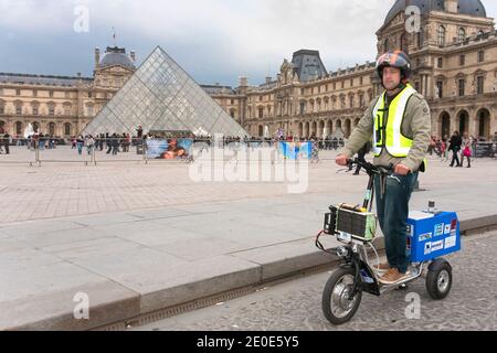 Der Franzose Pierre Lefranc fährt am 5. April 2012 in Paris den von ihm erfundenen wasserstoffbetriebenen Roller Bekane H2. Die Bekane H2 wird von einer Brennstoffzelle angetrieben, die von einer 18-Liter-Wasserstoffflasche gespeist wird. Lefranc hat mit einer Flasche einen Weltrekord von 365 km erreicht. Foto von Pascal Parrot/ABACAPRESS.COM Stockfoto