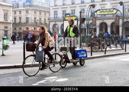 Der Franzose Pierre Lefranc fährt am 5. April 2012 in Paris den von ihm erfundenen wasserstoffbetriebenen Roller Bekane H2. Die Bekane H2 wird von einer Brennstoffzelle angetrieben, die von einer 18-Liter-Wasserstoffflasche gespeist wird. Lefranc hat mit einer Flasche einen Weltrekord von 365 km erreicht. Foto von Pascal Parrot/ABACAPRESS.COM Stockfoto