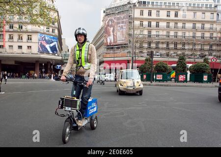 Der Franzose Pierre Lefranc fährt am 5. April 2012 in Paris den von ihm erfundenen wasserstoffbetriebenen Roller Bekane H2. Die Bekane H2 wird von einer Brennstoffzelle angetrieben, die von einer 18-Liter-Wasserstoffflasche gespeist wird. Lefranc hat mit einer Flasche einen Weltrekord von 365 km erreicht. Foto von Pascal Parrot/ABACAPRESS.COM Stockfoto