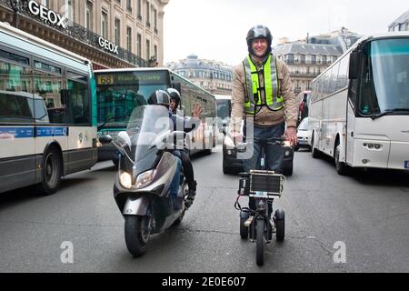 Der Franzose Pierre Lefranc fährt am 5. April 2012 in Paris den von ihm erfundenen wasserstoffbetriebenen Roller Bekane H2. Die Bekane H2 wird von einer Brennstoffzelle angetrieben, die von einer 18-Liter-Wasserstoffflasche gespeist wird. Lefranc hat mit einer Flasche einen Weltrekord von 365 km erreicht. Foto von Pascal Parrot/ABACAPRESS.COM Stockfoto