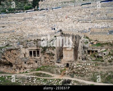 Jerusalem, Israel - 17. Dezember 2020: Alte Gräber und Begräbnishöhlen um die Gräber der Söhne Hezir und Sacharjas im Kidrontal, Stockfoto