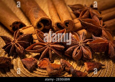 Sternanis mit Zimt Sticks auf kreisförmigen Matte Stockfoto