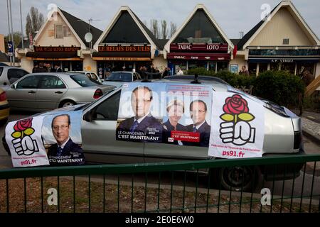 Plakate des Wahlkampfes des Kandidaten der oppositionellen Sozialistischen Partei Frankreichs (PS) für die französischen Präsidentschaftswahlen 2012, Francois Hollande, decken ein Auto vor dem Handelszentrum von Les Ulis, außerhalb von Paris, Frankreich, am 7. April 2012. Foto von Stephane Lemouton/ABACAPRESS.COM. Stockfoto