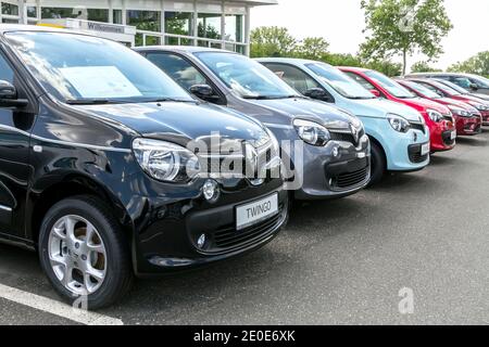 Furth, Deutschland : EINE Reihe von modernen Renault-Autos. Renault-Händlerzentrum Stockfoto