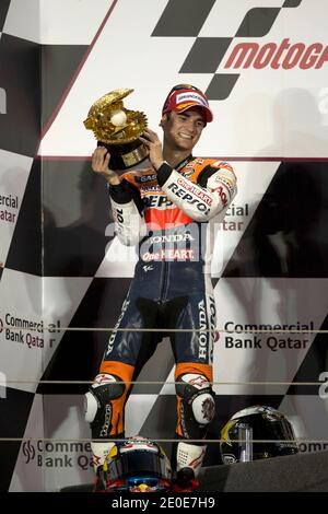 Der australische MotoGP-Fahrer Casey Stoner von Honda HRC hält den Pokal beim Grand Prix von Katar am Sonntag, den 8. April 2012. Foto von Malkon/ABACAPRESS.COM Stockfoto