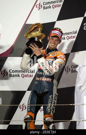 Der australische MotoGP-Fahrer Casey Stoner von Honda HRC hält den Pokal beim Grand Prix von Katar am Sonntag, den 8. April 2012. Foto von Malkon/ABACAPRESS.COM Stockfoto