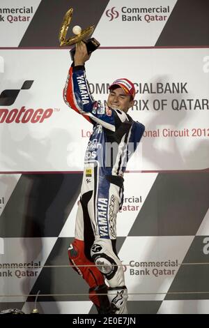 Der australische MotoGP-Fahrer Casey Stoner von Honda HRC hält den Pokal beim Grand Prix von Katar am Sonntag, den 8. April 2012. Foto von Malkon/ABACAPRESS.COM Stockfoto