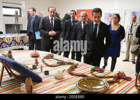 Der amtierende französische Präsident und die ringgerichtete Regierungspartei Union für EINE Volksbewegung (UMP) Kandidat für die französische Präsidentschaftswahl 2012 Nicolas Sarkozy wird von dem Bürgermeister von Drancy Jean-Christophe Lagarde bei einem Besuch im Berber Kulturzentrum in Drancy, außerhalb von Paris, Frankreich am 10. April, flankiert. 2012 im Rahmen eines Kampagnenbesuchs. Foto von Ludovic/Pool/ABACAPRESS.COM Stockfoto