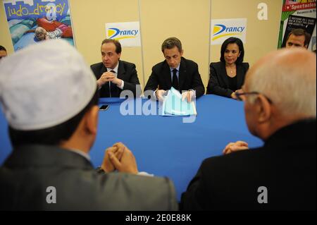 Der amtierende französische Präsident und Kandidat der Union für eine Volksbewegung (UMP) für die französische Präsidentschaftswahl 2012 Nicolas Sarkozy, flankiert vom Bürgermeister von Drancy Jean-Christophe Lagarde und Salima Saa trifft am 10. April in Drancy, außerhalb von Paris, Frankreich, die lokalen religiösen Führer Imam von Drancy, Hassen Chalghoumi, 2012 im Rahmen eines Kampagnenbesuchs. Foto von Mousse/ABACAPRESS.COM Stockfoto