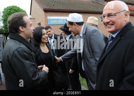 Salima Saa und der Bürgermeister von Drancy, Jean-Christophe Lagarde, sprechen mit Imam von Drancy, Hassen Chalghoumi vor dem amtierenden französischen Präsidenten und Kandidaten der Union für eine Volksbewegung (UMP) für die Präsidentschaftswahl in Frankreich 2012, Nicolas Sarkozy, bevor er am 10. April in Drancy, außerhalb von Paris, Frankreich, lokale religiöse Führer trifft. 2012 im Rahmen eines Kampagnenbesuchs. Foto von Mousse/ABACAPRESS.COM Stockfoto