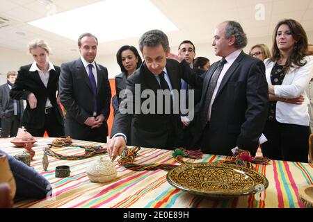 Der amtierende französische Präsident und die ringgerichtete Regierungspartei Union for A Popular Movement (UMP) Kandidat für die französische Präsidentschaftswahl 2012 Nicolas Sarkozy wird von der Präsidentschaftskandidatin der UMP-Regierungspartei für die Präsidentschaftswahl 2012, Nathalie Kosciusko-Morizet, Sprecherin von Nicolas Sarkozy, flankiert. Der Bürgermeister von Drancy, Jean-Christophe Lagarde, und Salima Saa, besuchten am 10. April 2012 im Rahmen eines Wahlkampfbesuchs das Kulturzentrum Berber in Drancy, außerhalb von Paris, Frankreich. Foto von Ludovic/Pool/ABACAPRESS.COM Stockfoto