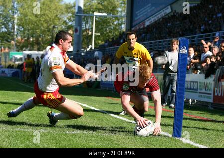 Probieren Sie den Warrington Wolve's Chris Riley während des RFL Stobart Superleague Rugby Spiels Catalan Dragons vs Warrington Wolves. Catalan Dragons gewann 44 - 16. Am 9. April 2012 im Gilbert Brutus Stadion in Perpignan, Frankreich. Foto von Michel Clementz/ABACAPRESS.COM Stockfoto