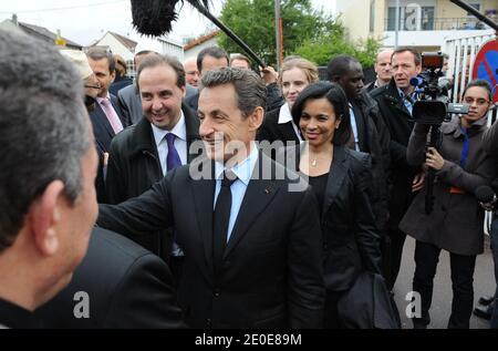 Der amtierende französische Präsident und Kandidat der Union für eine Volksbewegung (UMP) für die französische Präsidentschaftswahl 2012 Nicolas Sarkozy, flankiert vom Bürgermeister von Drancy Jean-Christophe Lagarde, Salima Saa und die Präsidentschaftskandidatin der UMP für die Präsidentschaftswahl 2012 Nathalie Kosciusko-Morizet, Sprecherin von Nicolas Sarkozy, wird während seines Wahlkampfbesuchs in Drancy, außerhalb von Paris, Frankreich, am 10. April 2012 abgebildet. Foto von Mousse/ABACAPRESS.COM Stockfoto