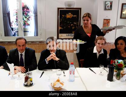 Der amtierende französische Präsident und Kandidat der rechtsgerichteten Regierungspartei Union für eine Volksbewegung (UMP) für die Präsidentschaftswahl in Frankreich 2012 Nicolas Sarkozy, flankiert vom Bürgermeister von Drancy Jean-Christophe Lagarde, UMP-Regierungsparteikandidat für die Präsidentschaftswahl 2012 Nathalie Kosciusko-Morizet und Salima Saa, Sprecherin von Nicolas Sarkozy, essen am 10. April 2012 im Rahmen seines Wahlkampfbesuchs in einem Restaurant in Drancy bei Paris, Frankreich. Foto von Francois Mori/Pool/ABACAPRESS.COM Stockfoto