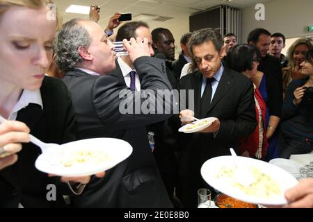 Der amtierende französische Präsident und die ringgerichtete Regierungspartei Union für EINE Volksbewegung (UMP) Kandidat für die französische Präsidentschaftswahl 2012 Nicolas Sarkozy wird von dem Bürgermeister von Drancy Jean-Christophe Lagarde flankiert dargestellt, UMP-Regierungsparteikandidatin für die Präsidentschaftswahl 2012 Nathalie Kosciusko-Morizet, Sprecherin von Nicolas Sarkozy, während eines Mittagessens im Berber-Kulturzentrum in Drancy, außerhalb von Paris, Frankreich, am 10. April 2012 im Rahmen eines Wahlkampfbesuchs. Foto von Ludovic/Pool/ABACAPRESS.COM Stockfoto