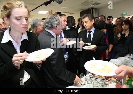 Der amtierende französische Präsident und die ringgerichtete Regierungspartei Union für EINE Volksbewegung (UMP) Kandidat für die französische Präsidentschaftswahl 2012 Nicolas Sarkozy wird von dem Bürgermeister von Drancy Jean-Christophe Lagarde flankiert dargestellt, UMP-Regierungsparteikandidatin für die Präsidentschaftswahl 2012 Nathalie Kosciusko-Morizet, Sprecherin von Nicolas Sarkozy, während eines Mittagessens im Berber-Kulturzentrum in Drancy, außerhalb von Paris, Frankreich, am 10. April 2012 im Rahmen eines Wahlkampfbesuchs. Foto von Ludovic/Pool/ABACAPRESS.COM Stockfoto