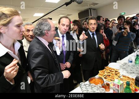 Der amtierende französische Präsident und die ringgerichtete Regierungspartei Union für EINE Volksbewegung (UMP) Kandidat für die französische Präsidentschaftswahl 2012 Nicolas Sarkozy wird von dem Bürgermeister von Drancy Jean-Christophe Lagarde flankiert dargestellt, UMP-Regierungsparteikandidatin für die Präsidentschaftswahl 2012 Nathalie Kosciusko-Morizet, Sprecherin von Nicolas Sarkozy, während eines Mittagessens im Berber-Kulturzentrum in Drancy, außerhalb von Paris, Frankreich, am 10. April 2012 im Rahmen eines Wahlkampfbesuchs. Foto von Ludovic/Pool/ABACAPRESS.COM Stockfoto