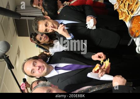 Der amtierende französische Präsident und die ringgerichtete Regierungspartei Union für EINE Volksbewegung (UMP) Kandidat für die französische Präsidentschaftswahl 2012 Nicolas Sarkozy wird von dem Bürgermeister von Drancy Jean-Christophe Lagarde bei einem Mittagessen im Berber Kulturzentrum in Drancy, außerhalb von Paris, Frankreich, am 10. April flankiert, 2012 im Rahmen eines Kampagnenbesuchs. Foto von Ludovic/Pool/ABACAPRESS.COM Stockfoto