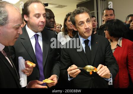 Der amtierende französische Präsident und die ringgerichtete Regierungspartei Union für EINE Volksbewegung (UMP) Kandidat für die französische Präsidentschaftswahl 2012 Nicolas Sarkozy wird von dem Bürgermeister von Drancy Jean-Christophe Lagarde bei einem Mittagessen im Berber Kulturzentrum in Drancy, außerhalb von Paris, Frankreich, am 10. April flankiert, 2012 im Rahmen eines Kampagnenbesuchs. Foto von Ludovic/Pool/ABACAPRESS.COM Stockfoto