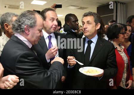 Der amtierende französische Präsident und die ringgerichtete Regierungspartei Union für EINE Volksbewegung (UMP) Kandidat für die französische Präsidentschaftswahl 2012 Nicolas Sarkozy wird von dem Bürgermeister von Drancy Jean-Christophe Lagarde bei einem Mittagessen im Berber Kulturzentrum in Drancy, außerhalb von Paris, Frankreich, am 10. April flankiert, 2012 im Rahmen eines Kampagnenbesuchs. Foto von Ludovic/Pool/ABACAPRESS.COM Stockfoto