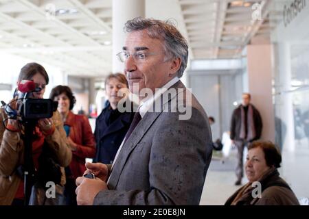 Der französische CEO von Goedis, Pierre Blayau, eine logistische Niederlassung der SNCF, wartet am 10. April 2012 vor dem Gericht von Nanterre, außerhalb von Paris, Frankreich, auf eine Anhörung über das Angebot von Geodis, das französische Frachtverkehrsunternehmen Sernam, das vor kurzem in Konkursverwaltung gestellt wurde, zu übernehmen. Sernam, eine ehemalige Zweigstelle des französischen staatlichen Eisenbahnunternehmens SNCF, beschäftigt 1.600 Mitarbeiter. Foto von Stephane Lemouton/ABACAPRESS.COM Stockfoto