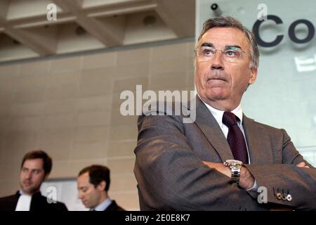 Der französische CEO von Goedis, Pierre Blayau, eine logistische Niederlassung der SNCF, wartet am 10. April 2012 vor dem Gericht von Nanterre, außerhalb von Paris, Frankreich, auf eine Anhörung über das Angebot von Geodis, das französische Frachtverkehrsunternehmen Sernam, das vor kurzem in Konkursverwaltung gestellt wurde, zu übernehmen. Sernam, eine ehemalige Zweigstelle des französischen staatlichen Eisenbahnunternehmens SNCF, beschäftigt 1.600 Mitarbeiter. Foto von Stephane Lemouton/ABACAPRESS.COM Stockfoto