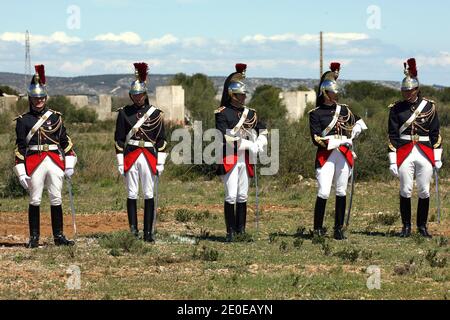 Atmosphäre im Rivesaltes Camp während des Besuchs des französischen Präsidenten und Kandidaten für die bevorstehenden Präsidentschaftswahlen, Nicolas Sarkozys im Rahmen einer Hommage an die Harkis in Rivesaltes, Südwestfrankreich, am 14. April 2012. Harkis sind Algerier, die während des Algerienkrieges von 1954 bis 1962 an der Seite der französischen Armee kämpften. Ab 1962 wurden die schätzungsweise 45,000 Harkis, die Frankreich erreicht hatten, entweder in Harki-Siedlungen in der Nähe existierender urbaner Zentren oder in isolierten Dörfern im ländlichen Süden untergebracht, die zu diesem Zweck gebaut wurden, oder in sogenannten temporären Lagern, wie Rivesaltes. Foto von A Stockfoto