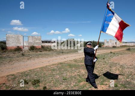 Atmosphäre im Rivesaltes Camp während des Besuchs des französischen Präsidenten und Kandidaten für die bevorstehenden Präsidentschaftswahlen, Nicolas Sarkozys im Rahmen einer Hommage an die Harkis in Rivesaltes, Südwestfrankreich, am 14. April 2012. Harkis sind Algerier, die während des Algerienkrieges von 1954 bis 1962 an der Seite der französischen Armee kämpften. Ab 1962 wurden die schätzungsweise 45,000 Harkis, die Frankreich erreicht hatten, entweder in Harki-Siedlungen in der Nähe existierender urbaner Zentren oder in isolierten Dörfern im ländlichen Süden untergebracht, die zu diesem Zweck gebaut wurden, oder in sogenannten temporären Lagern, wie Rivesaltes. Foto von A Stockfoto