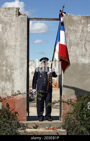 Atmosphäre im Rivesaltes Camp während des Besuchs des französischen Präsidenten und Kandidaten für die bevorstehenden Präsidentschaftswahlen, Nicolas Sarkozys im Rahmen einer Hommage an die Harkis in Rivesaltes, Südwestfrankreich, am 14. April 2012. Harkis sind Algerier, die während des Algerienkrieges von 1954 bis 1962 an der Seite der französischen Armee kämpften. Ab 1962 wurden die schätzungsweise 45,000 Harkis, die Frankreich erreicht hatten, entweder in Harki-Siedlungen in der Nähe existierender urbaner Zentren oder in isolierten Dörfern im ländlichen Süden untergebracht, die zu diesem Zweck gebaut wurden, oder in sogenannten temporären Lagern, wie Rivesaltes. Foto von A Stockfoto